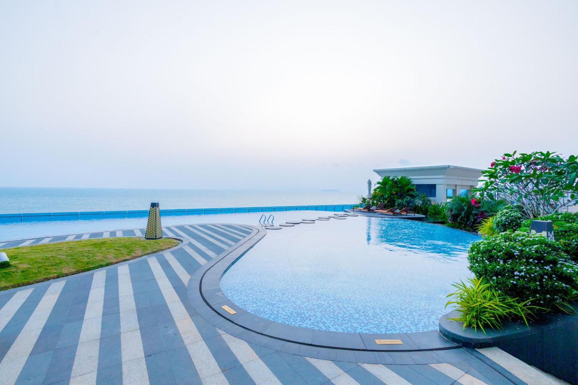 Howard Johnson Plaza By Wyndham Blue Bay Sihanoukville Exterior photo