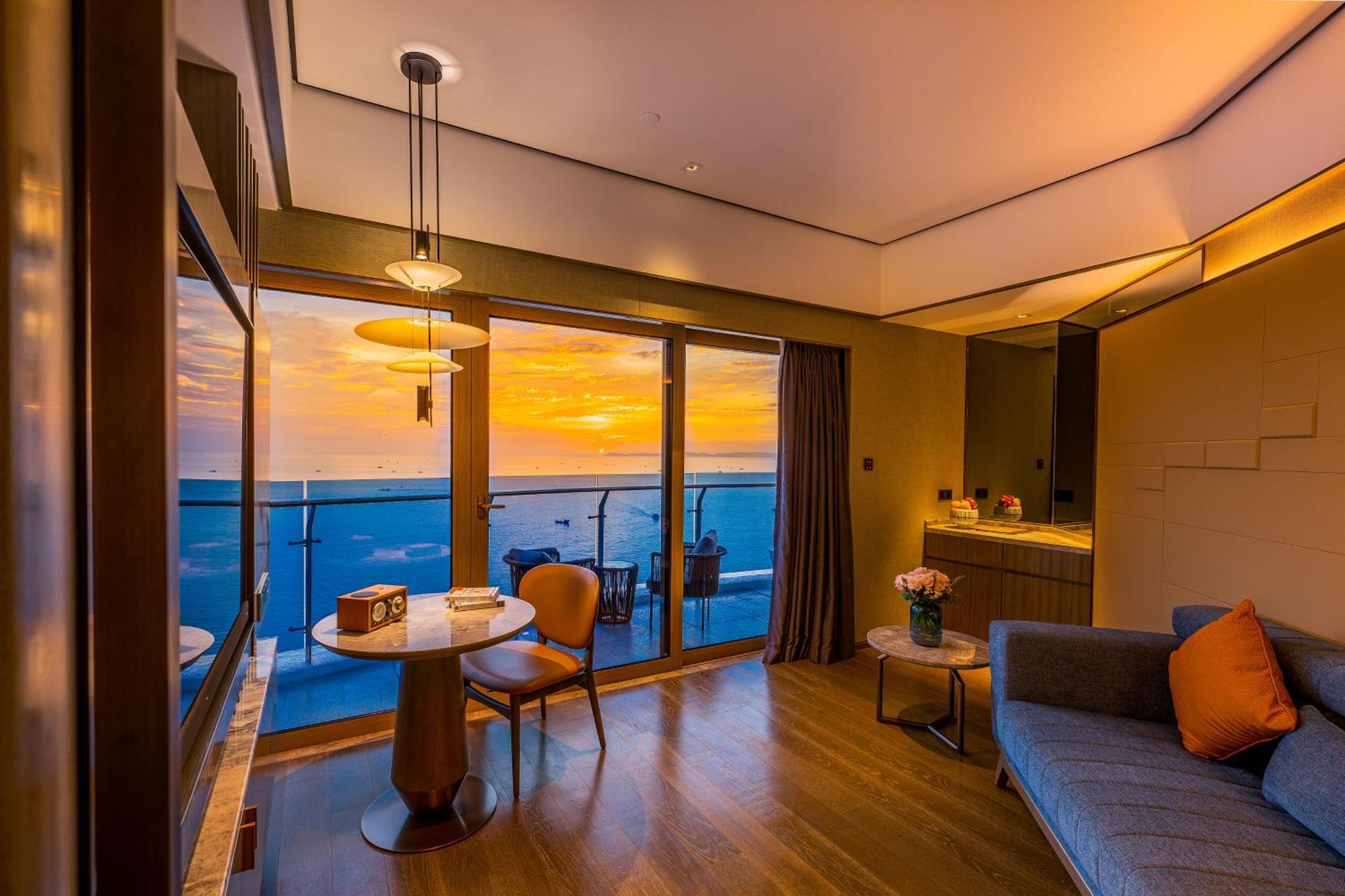 Howard Johnson Plaza By Wyndham Blue Bay Sihanoukville Exterior photo